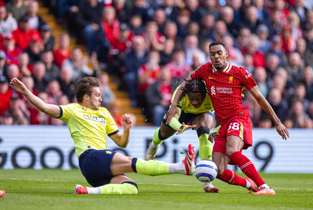 费尔明出席家乡的球迷俱乐部成立仪式，受到热烈欢迎（费尔明回乡参加球迷俱乐部成立仪式，现场反响热烈）