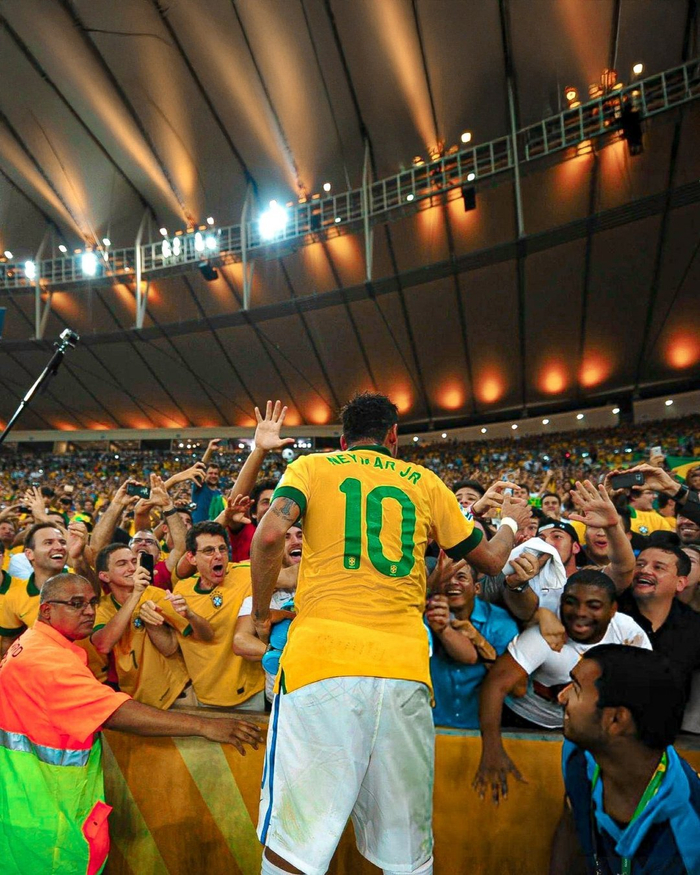 波兰足协谴责投掷烟火球迷：绝不容忍任何违反安全规定的行为（波兰足协痛斥向场内投掷烟火的球迷：对任何破坏安全的行为零容忍）