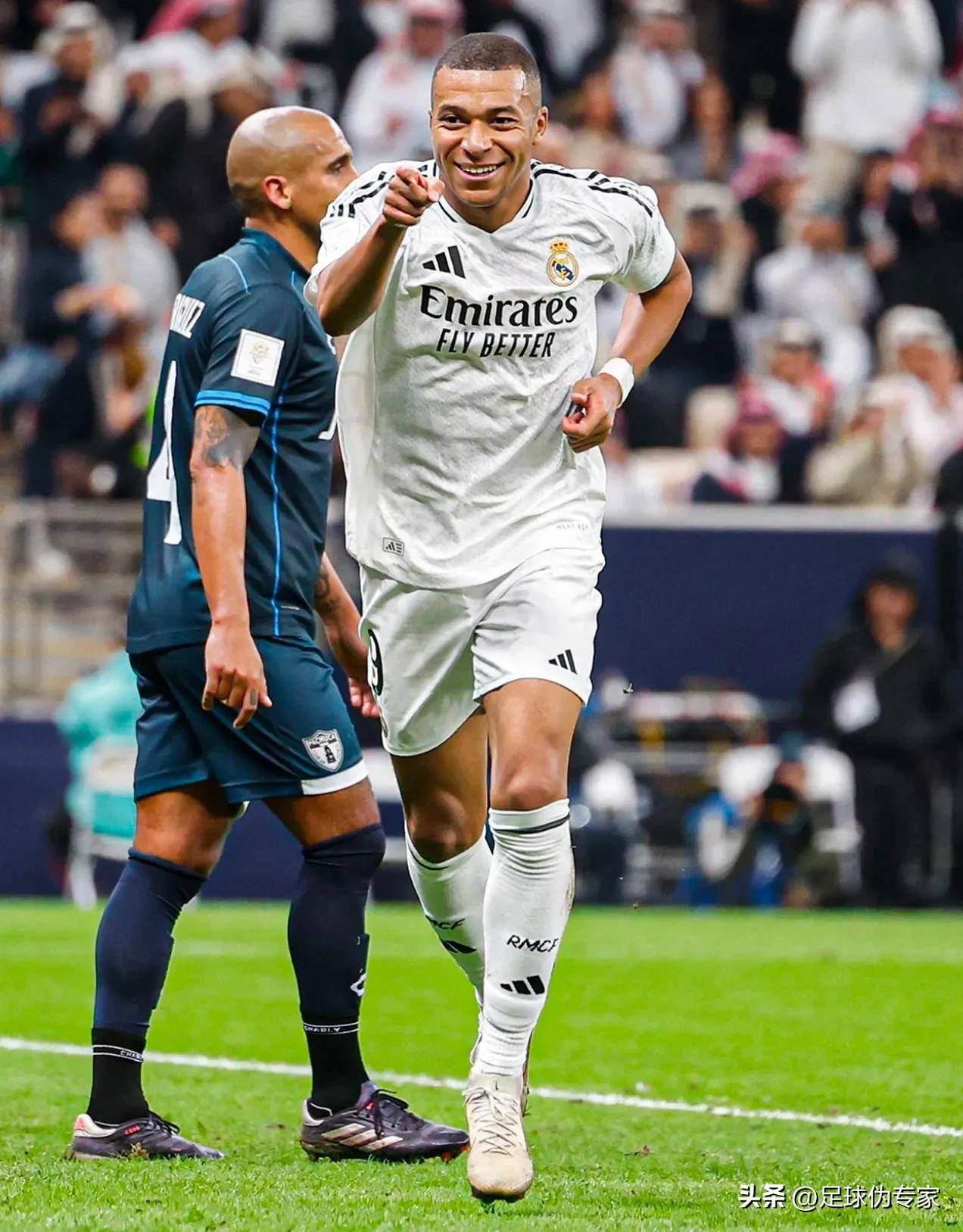 网友在梅西夜访诺坎普时偶遇他，梅西还向镜头打了招呼