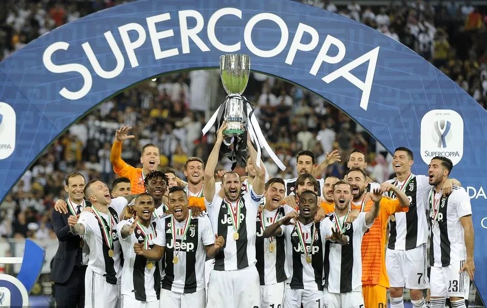 TA记者：阿莫林考虑将阵型调整成433，后面训练重点会落实新阵型上（TA记者：阿莫林酝酿改打4-3-3，后续训练将围绕新阵型展开）